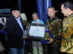 Bupati bengkalis kasmarni terima anugerah jmsi award 2023