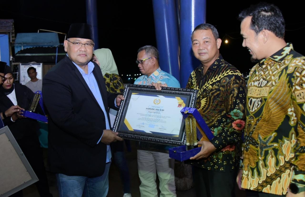 Bupati bengkalis kasmarni terima anugerah jmsi award 2023