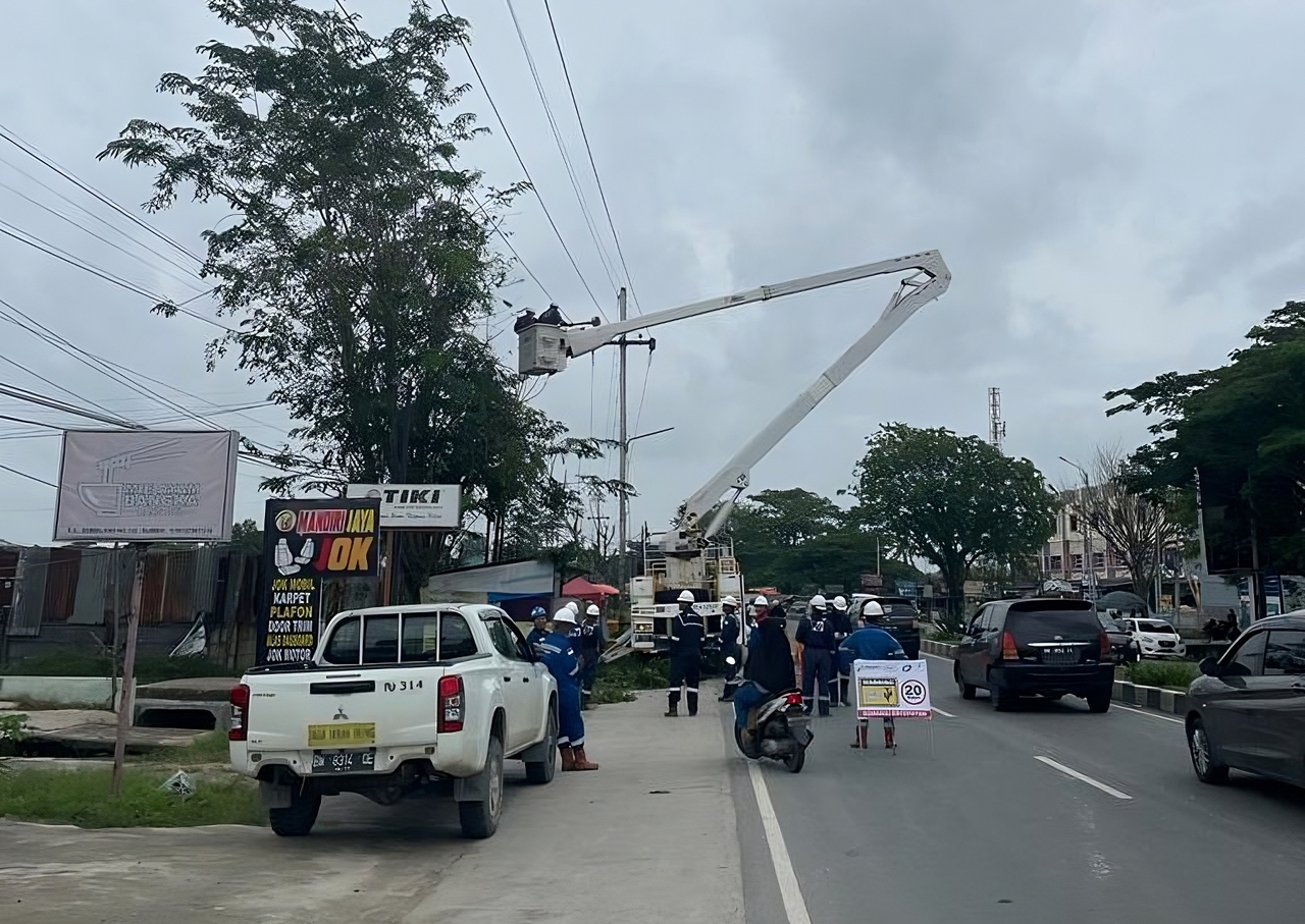 Peduli keselamatan masyarakat, phr pangkas ranting pohon di sekitar jaringan listrik