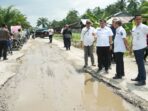 Terima laporan, gubernur syamsuar langsung tinjau jalan di sinaboi, seminggu selesai perbaikan
