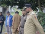 Atasi persoalan banjir, camat raja faisal dan tokoh muda kulim belusukan turunkan alat berat