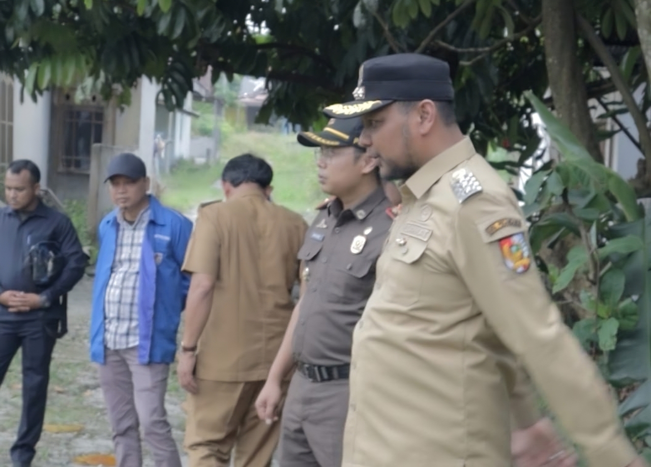 Atasi persoalan banjir, camat raja faisal dan tokoh muda kulim belusukan turunkan alat berat