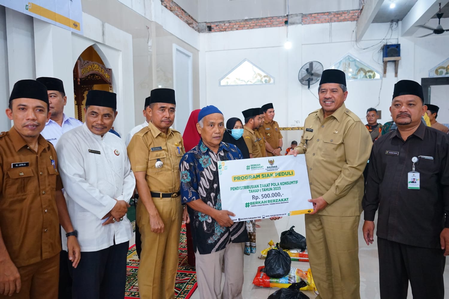 Bupati alfedri harap mustahik hari ini jadi penerima zakat tahun depan jadi muzakki 8