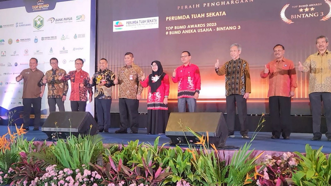 Yes! bumd tuah sekata terima penghargaan bintang 3 tob bumd award nasional 2023